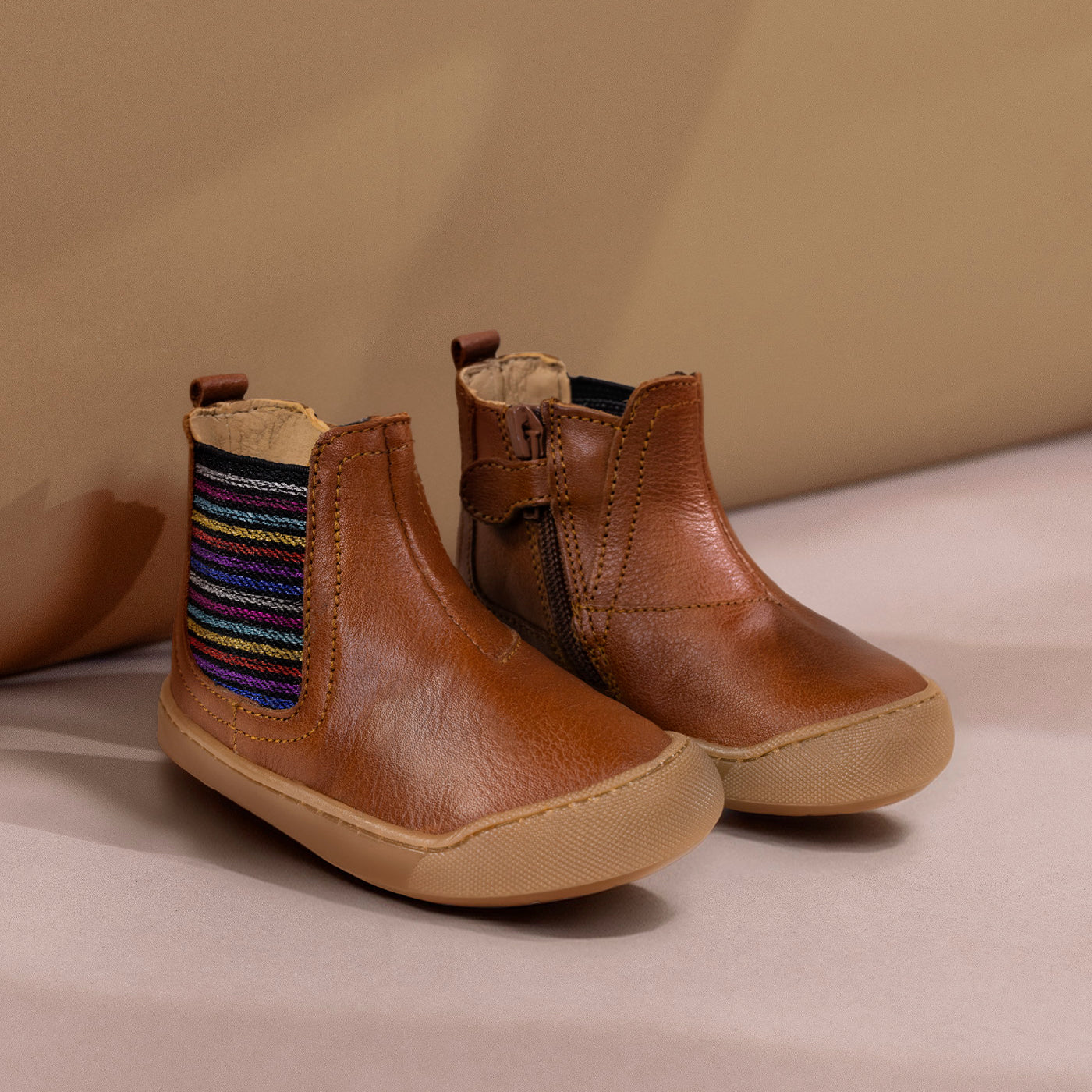 Botín Chelsea barefoot Ricla de piel color cuero, calzado infantil ergonómico, flexible y respetuoso de Acebos.