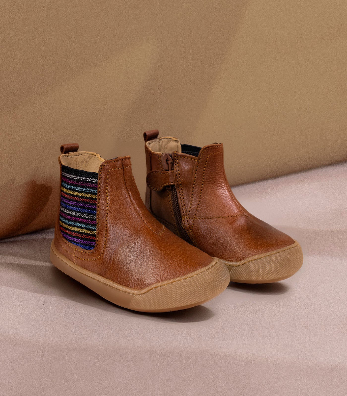 Botín Chelsea barefoot Ricla de piel color cuero, calzado infantil ergonómico, flexible y respetuoso de Acebos.