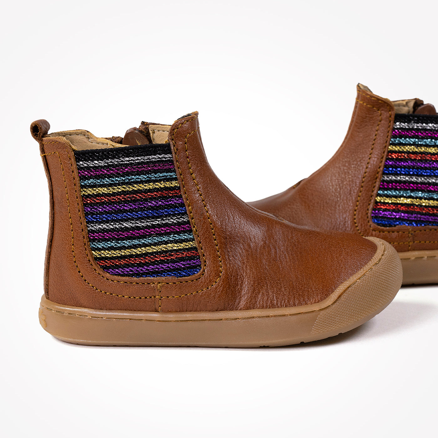 Botín Chelsea barefoot Ricla de piel color cuero, calzado infantil ergonómico, flexible y respetuoso de Acebos.